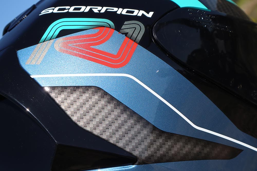 Scorpion EXO-R1 Air Vatis: detalle fibra de carbono