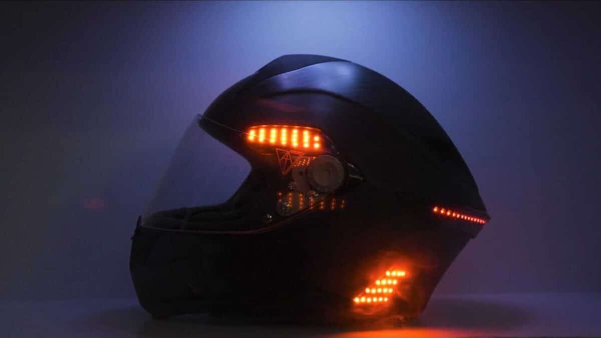 casco con luz de freno