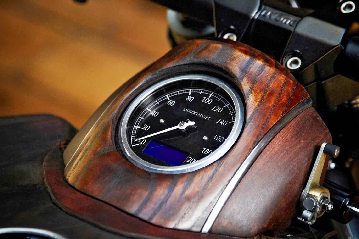 cuentakilómetros de madera de la Ducati