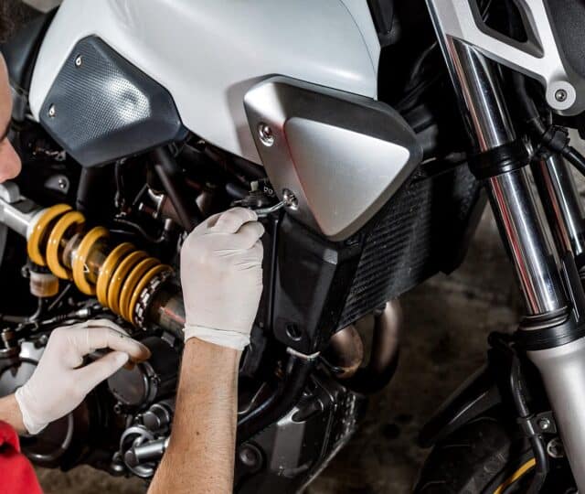 ¿Se pierde la garantía de la moto si se lleva a un taller no oficial?