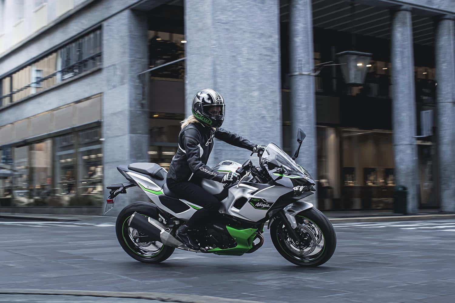 Kawasaki Ninja 7 Hybrid 2024 por la ciudad
