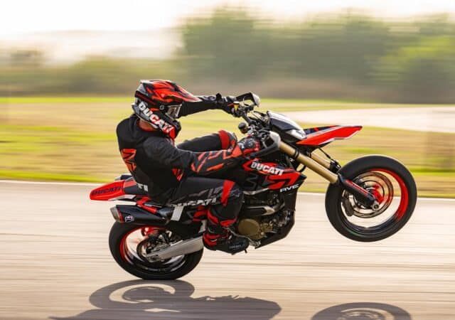 Ducati Hypermotard 698 Mono 2024haciendo un caballito