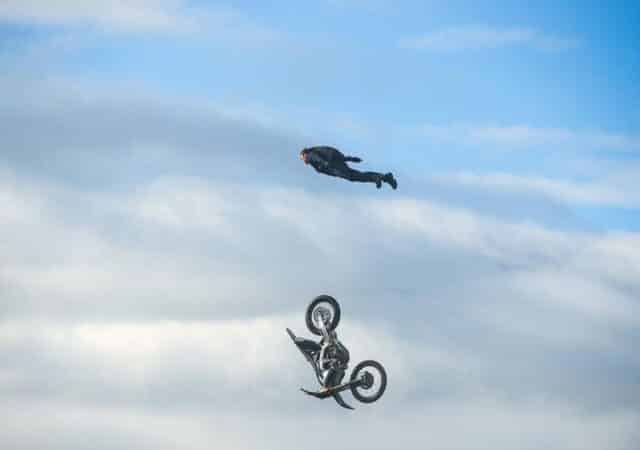 La imagen del salto en moto de Tom Cruise es espectacular