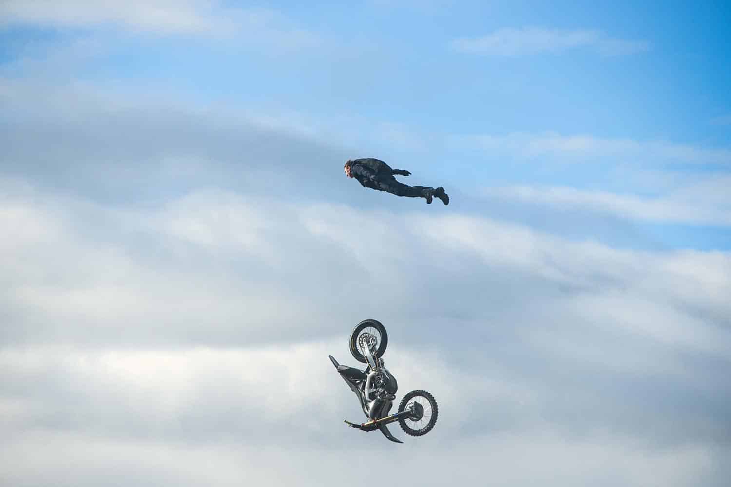 La imagen del salto en moto de Tom Cruise es espectacular