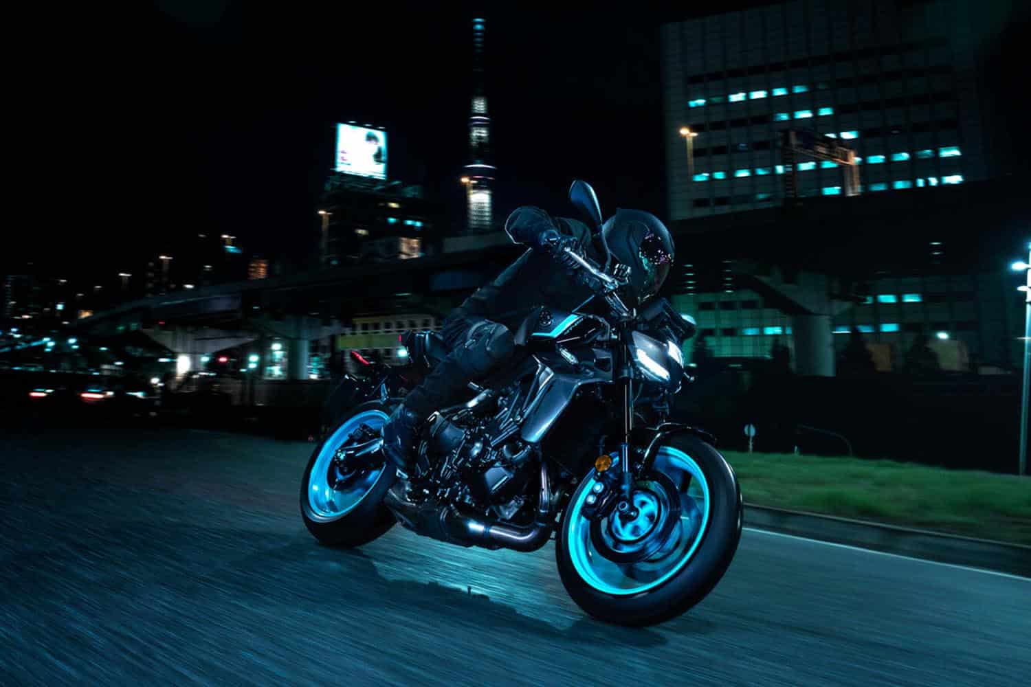 Yamaha MT-09 2024 rodando de noche