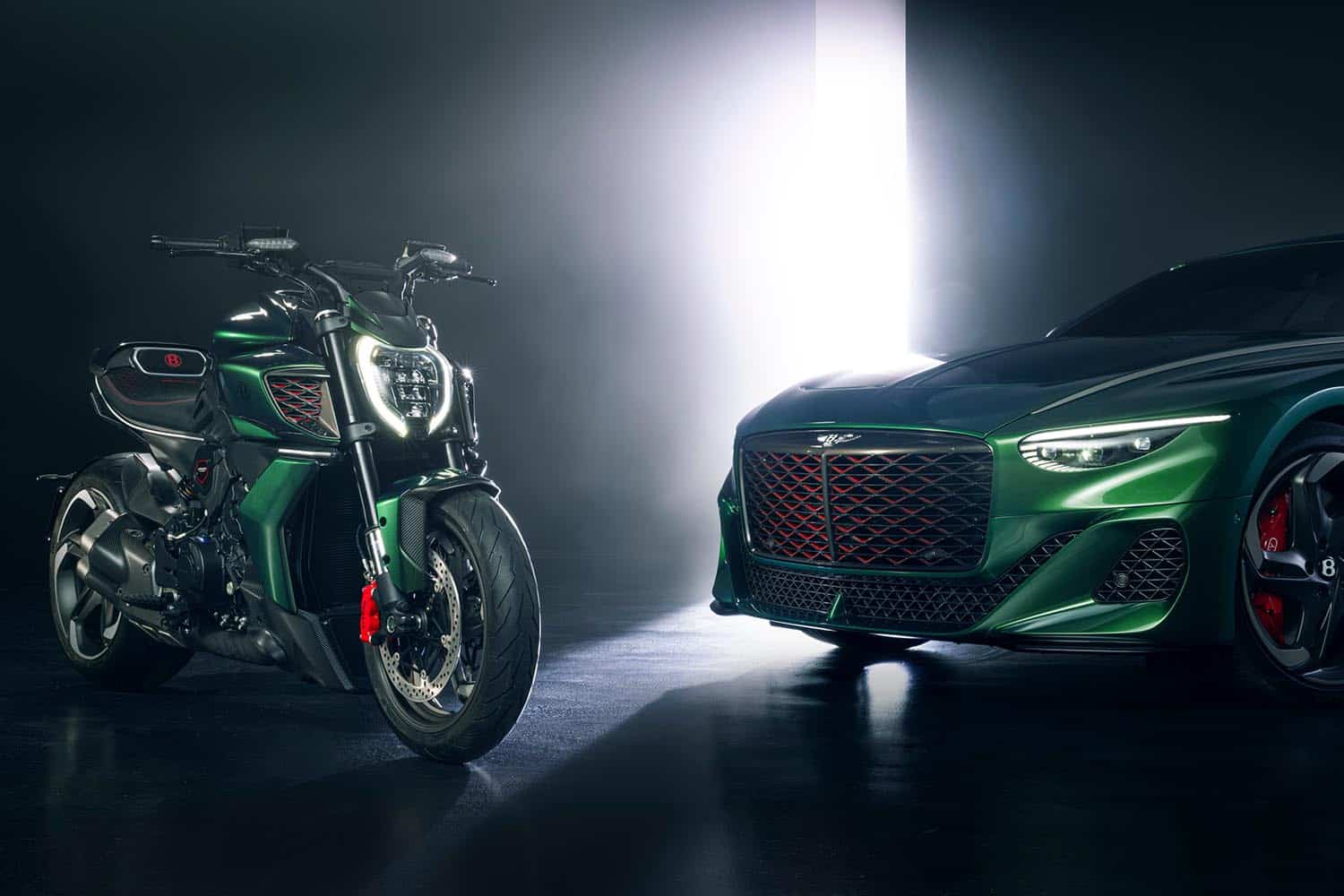 La la espectacular moto italiana llega con otra colaboración única entre el mundo de las dos ruedas y el de las cuatro con un toque de exclusividad y lujo. El resultado de esta unión es la nueva Ducati Diavel for Bentley se inspira en el Batur