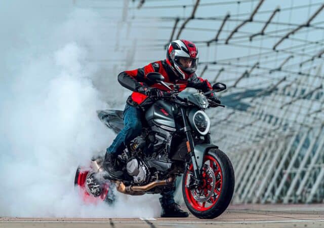 El brutal motor Testatretta de 111 CV empuja a la Ducati Monster 2024
