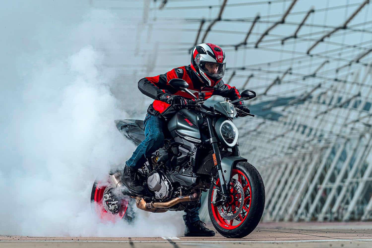 El brutal motor Testatretta de 111 CV empuja a la Ducati Monster 2024