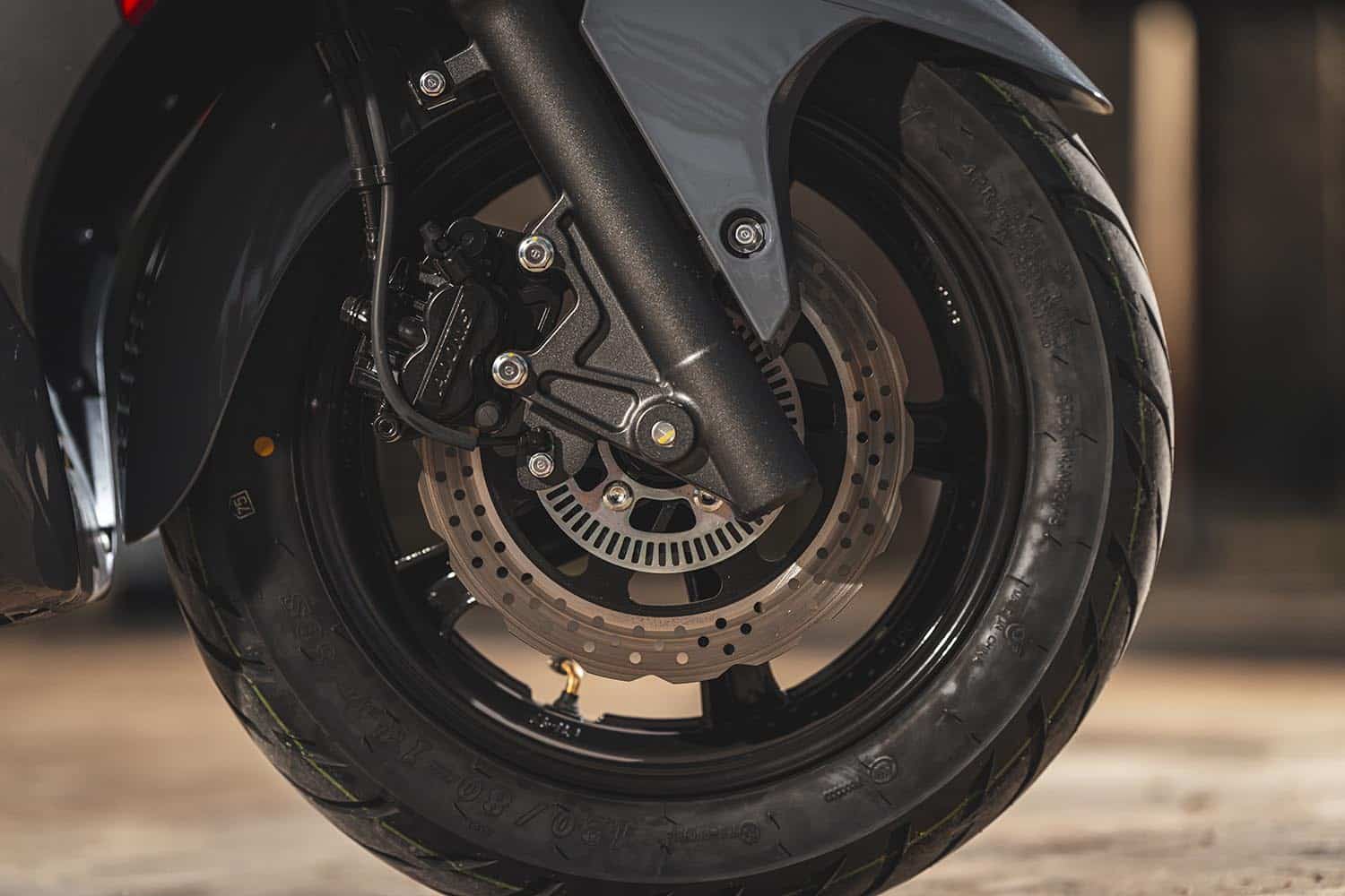 La moto cuenta con ABS de doble canal para más seguridad