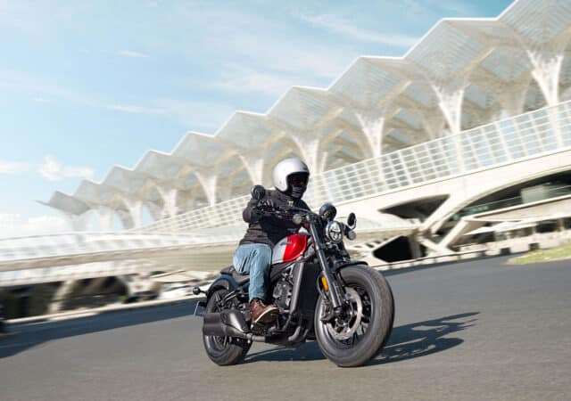 La horquilla invertida de la CFMoto 450CL-C 2024 rememora a las motos clásicas de antaño